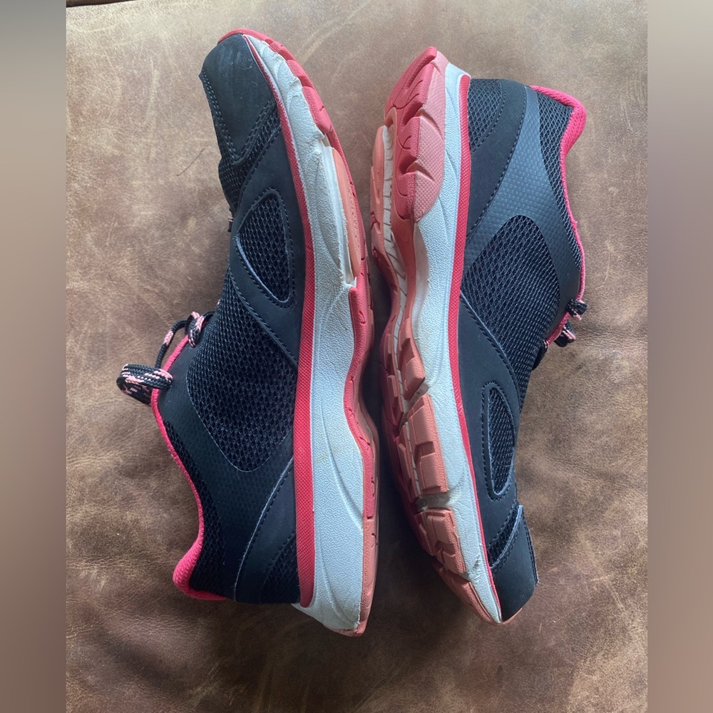 Black & pink Vionic Tokyo women’s supportive walking shoes. Size 8. EUC